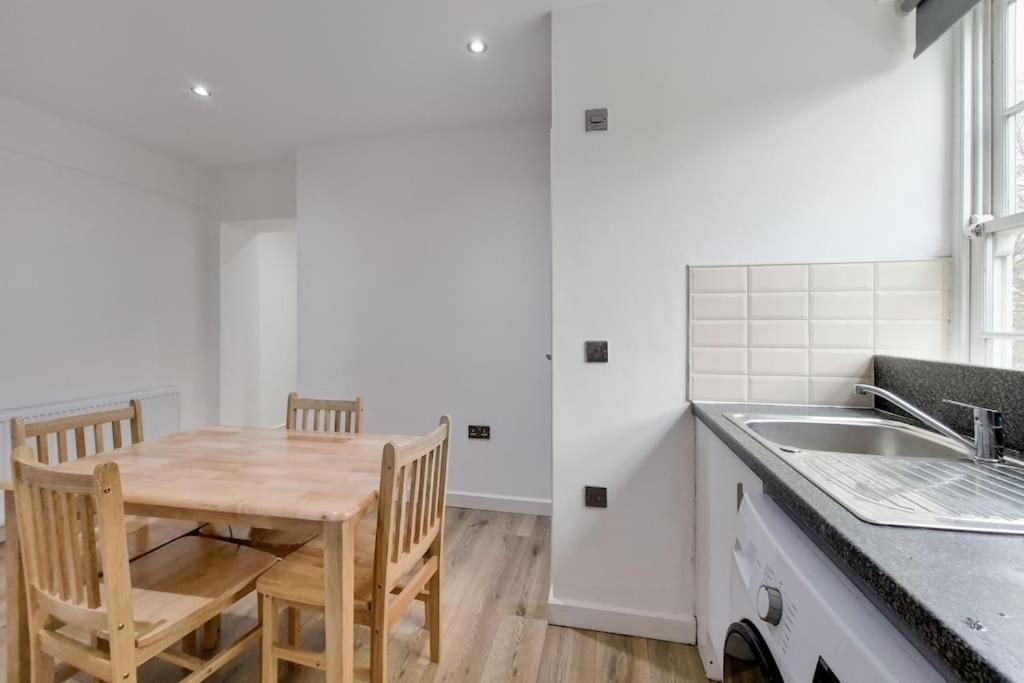 Flat 5 Mornington Crescent, 2 Bedroom, 1 Bathroom Flat Londen Buitenkant foto